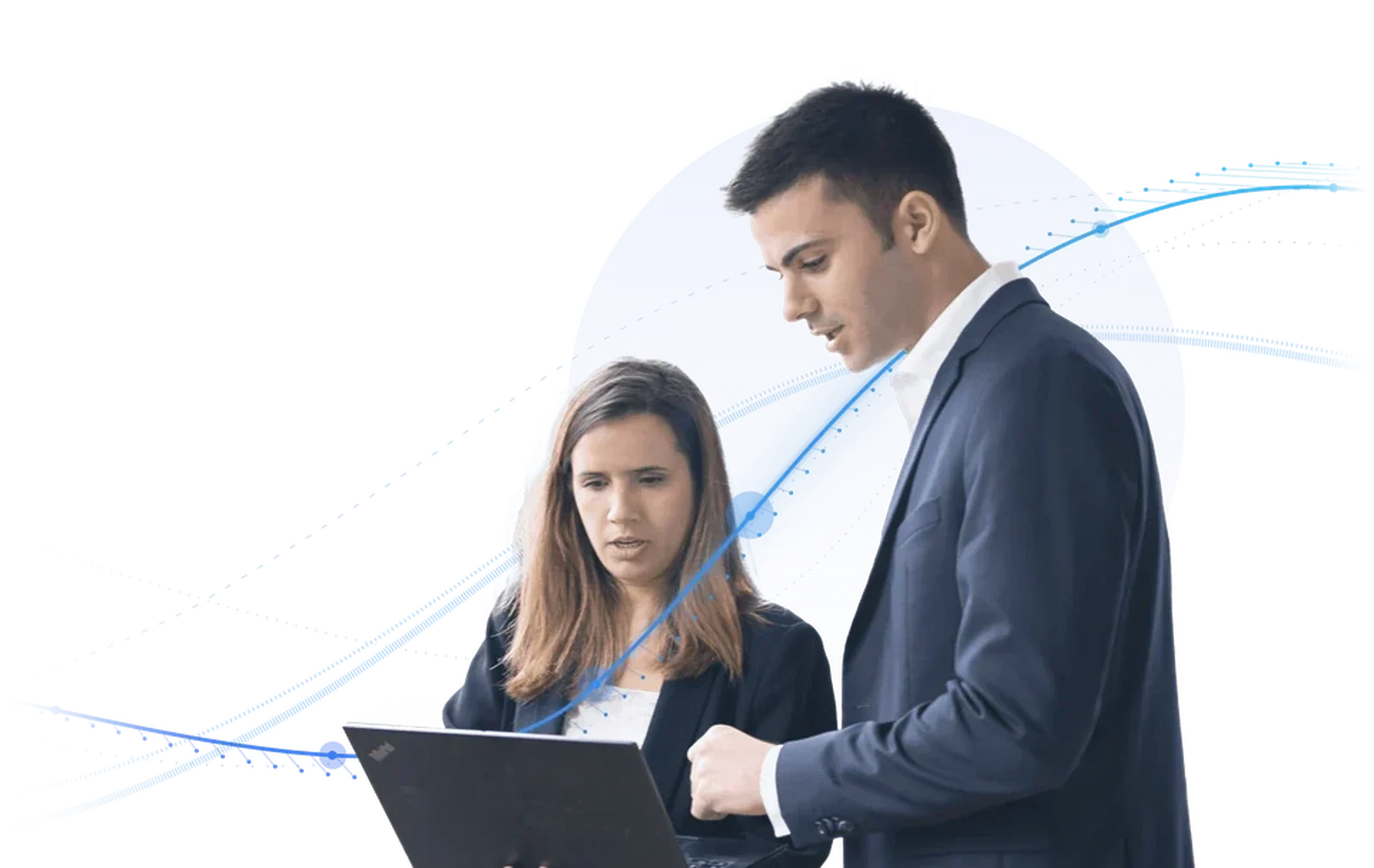 Dos consultores de Emerton Data revisan un análisis en un portátil